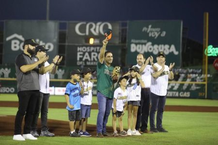 El Gobernador Mauricio Vila Dosal realiza el lanzamiento de la primera bola de la serie por el campeonato de la zona sur de la Liga Mexicana de Béisbol