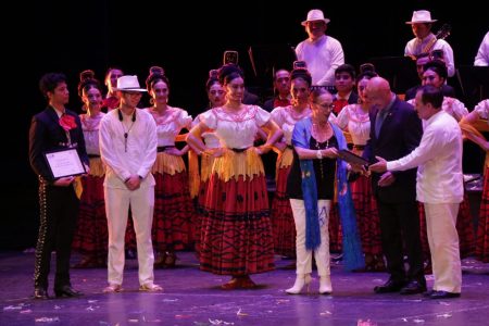 Orquesta Jaranera de la UADY deja huella en Bellas Artes
