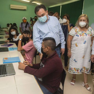 Estudiantes de secundaria de Espita reciben laptops para impulsar sus conocimientos tecnológicos