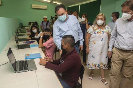 Estudiantes de secundaria de Espita reciben laptops para impulsar sus conocimientos tecnológicos