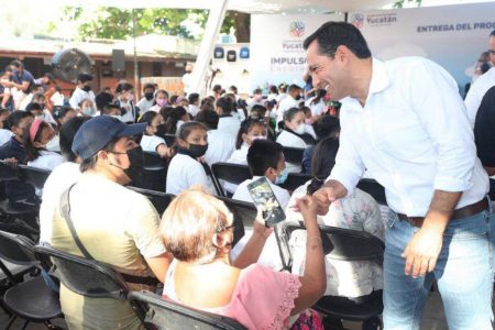 El Gobernador Mauricio Vila Dosal llega a más escuelas para seguir entregando apoyos de Impulso Escolar