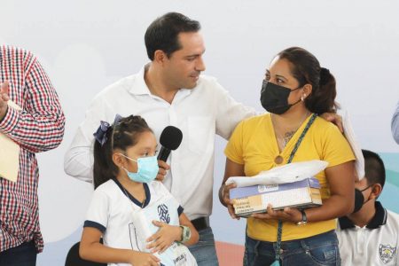 El Gobernador Mauricio Vila Dosal continúa recorriendo escuelas para entregar apoyos de “Impulso Escolar” que se traducen en ahorro económico y las mismas oportunidades de aprendizaje para los estudiantes yucatecos