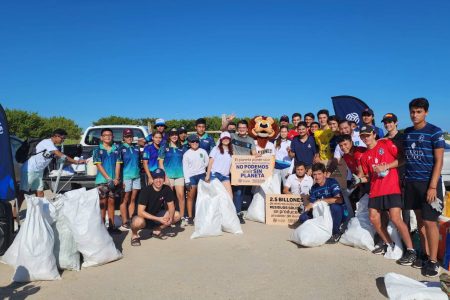 Miles de voluntarios sumaron esfuerzos para realizar la limpieza simultánea de 14 playas en Yucatán