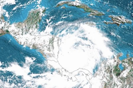 La tormenta tropical Julia se aleja de la Península de Yucatán