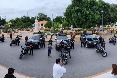 Edwin Bojórquez entrega patrullas y moto patrullas para reforzar la seguridad en Kanasín