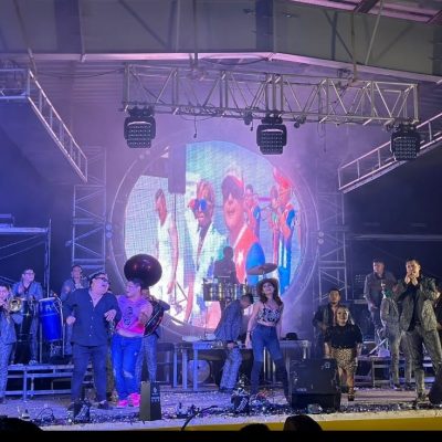 ESTAMPIDA MUSICAL REVIENTA CON TODOS SUS ÉXITOS EL TEATRO DEL PUEBLO EN X’MATKUIL