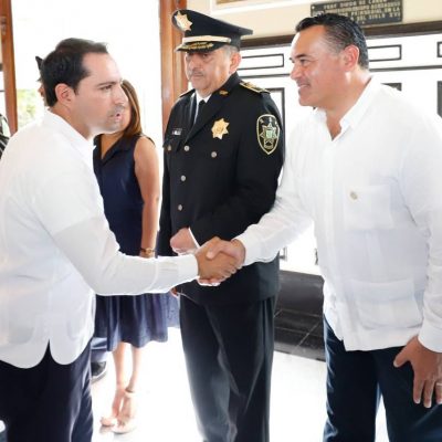 El Alcalde Renán Barrera reconoce el desempeño de los policías municipales y guardaparques en el desfile del 20 de noviembre
