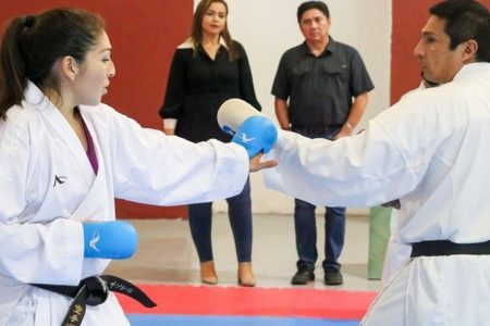 La campeona yucateca Lupita Quintal imparte sus conocimientos de karate en Tabasco