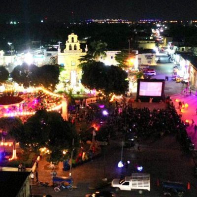 Continúan los eventos culturales por “Hanal Pixán” en Kanasín. Se proyecta película en el parque principal del municipio.