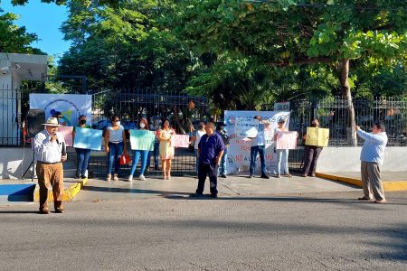 Un grupo de alrededor de 25 personas, integrantes del grupo denominados Maestros y Paaes Unidos bloquearon el acceso a las instalaciones de la Segey