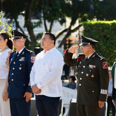 Retoma el Ayuntamiento de Mérida la ceremonia cívica en la plaza principal