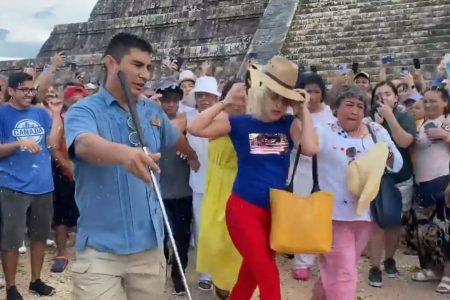 Turistas que subieron a El Castillo en Chichén Itzá serían sancionados con hasta 150 mil pesos