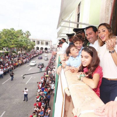 Familias yucatecas disfrutan colorido desfile cívico-deportivo con motivo del 112 aniversario del inicio de la Revolución Social Mexicana