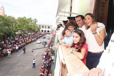 Familias yucatecas disfrutan colorido desfile cívico-deportivo con motivo del 112 aniversario del inicio de la Revolución Social Mexicana