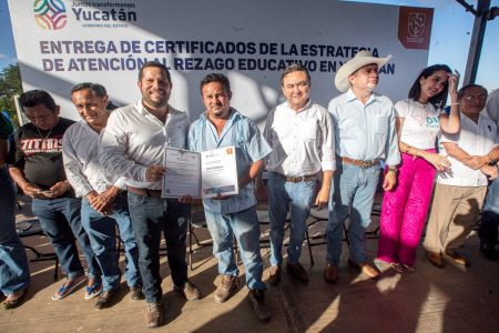 <em>En Tizimín se cumple la meta de certificación de primaria y secundaria, llegando a 12 mil personas en Yucatán</em>
