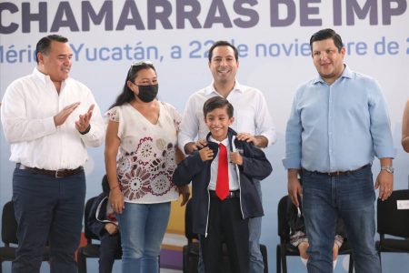 Pone en marcha el Gobernador Mauricio Vila Dosal la distribución de chamarras del programa Impulso Escolar para proteger a las niñas y niños del frío