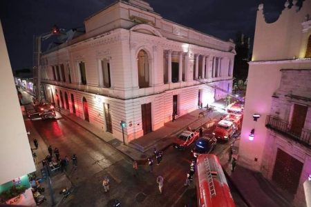 Bomberos de la SSP controlan incendio en techo del Teatro Peón Contreras