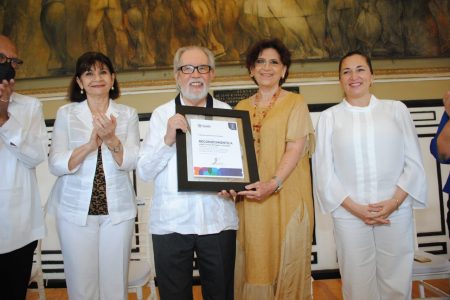 Gobierno del Estado enaltece la trayectoria del dramaturgo José Ramón Enríquez con la entrega de la Medalla Yucatán 2022
