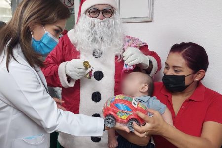 IMSS Yucatán entrega juguetes a niñas y niños en el marco de las celebraciones de diciembre