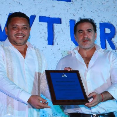 CANACO-SERVITUR Progreso entrega reconocimiento al alcalde Julián Zacarías Curi por su destacado desempeño en la administración municipal