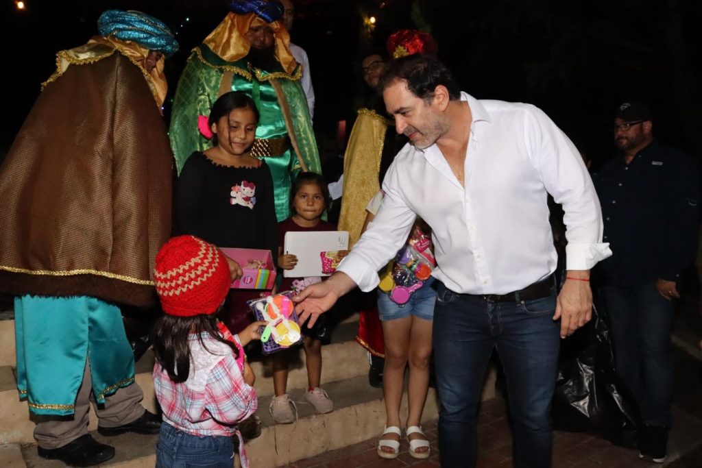 El alcalde Julián Zacarías Curi acompaña a niñas y niños de Paraíso y Progreso en el tradicional corte de Rosca de Reyes