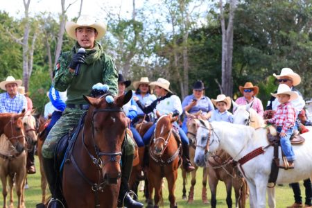 Cabalgata Nacional en Tizimín reunió a cientos de cabalgantes.