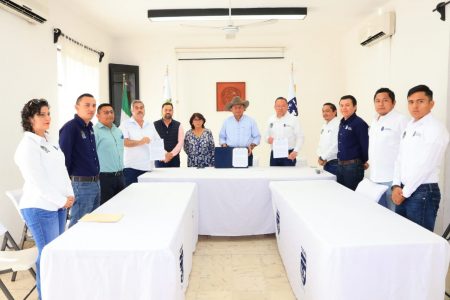 En Tizimín apuestan por el avance tecnológico, firman acuerdo entre empresa, universidad y autoridades.