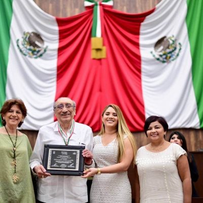Galardonan con la Medalla “Héctor Victoria Aguilar” al C.P Fernando Ojeda Llanes