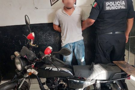 Elementos de la Policía de Kanasín detienen a sujeto que desvalijaba moto robada
