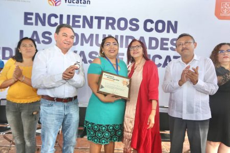 <em>Titular de la SEP y de la Segey se reúnen con comunidades educativas en Mérida</em>