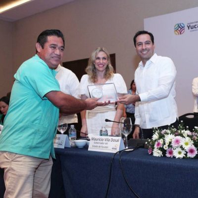 Por su labor social y compromiso con su comunidad, reciben yucatecos reconocimientos Ciudadano del Año 2022