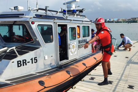 Marina rescató a 12 personas de una embarcación de recreo que se hundióen inmediaciones de la Terminal Remota de Progreso