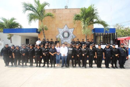 En el marco del Día Internacional de la Mujer, el alcalde Edwin Bojórquez reconoce el compromiso y valentía de las mujeres policías de Kanasín.