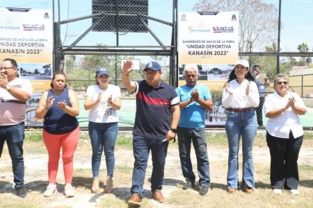 Edwin Bojórquez abandera inicia de trabajos de rehabilitación de parque infantil y unidad deportiva en San Camilo, Kanasín