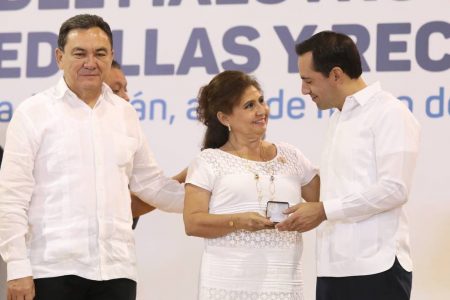 Reconoce el Gobernador Mauricio Vila Dosal a docentes con 30, 40 y 50 años al servicio de la educación en Yucatán