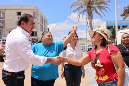Alumnos del Centro de Atención Múltiple de Oxkutzcab visitan la Playa Incluyente del Malecón de Progreso