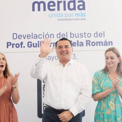 El Ayuntamiento de Mérida devela el busto dedicado al profesor Guillermo Vela Román en la glorieta de Temozón Norte.