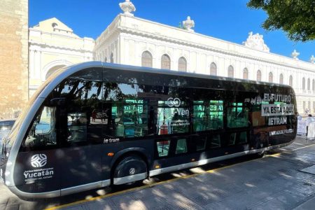 Ciudadanos continúan conociendo los beneficios del Ie-tram que se encuentra exhibido en la Plaza Grande de Mérida