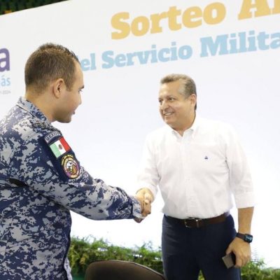 El presidente municipal Alejandro Ruz destaca el compromiso de los jóvenes durante el sorteo anual de conscriptos para el Servicio Militar Nacional